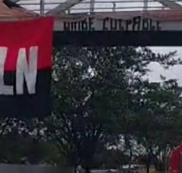 Bandera alusiva al ELN apareció en un puente de Kennedy antes del cambio de Gobierno