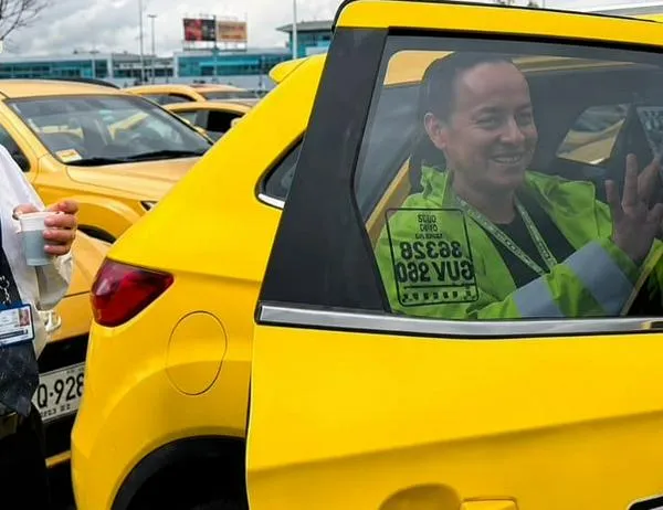 Día del Taxista: Bogotá inició la instalación de códigos QR para verificar la legalidad de los taxis 