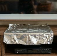 Para qué sirve poner papel aluminio debajo del televisor y si funciona: trucos