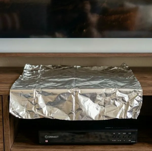 Para qué sirve poner papel aluminio debajo del televisor y si funciona: trucos