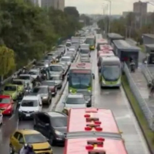 Así fue el accidente en la avenida calle 26 que provocó un enorme trancón el jueves 6 de agosto