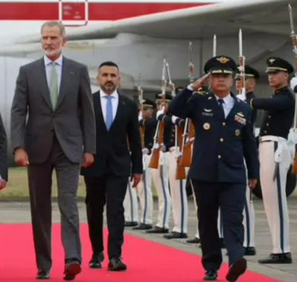 Rey Felipe VI llegó a Cali y fue recibido con honores antes de la posesión presidencial