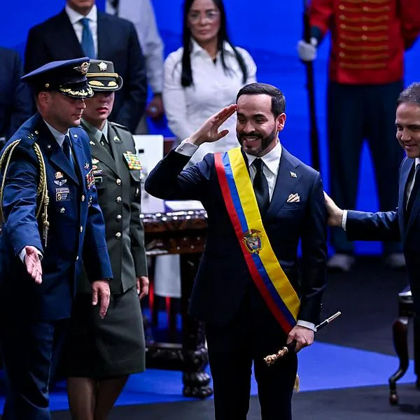Gesto de De la Espriella con policía, en medio de discurso ante las FF. MM.