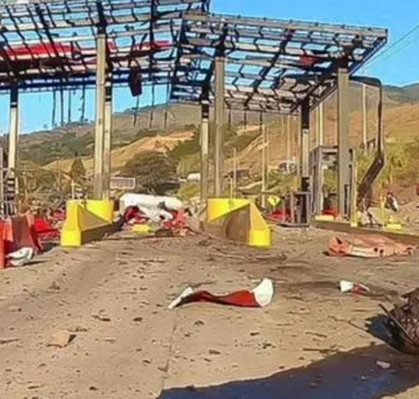 Atentado con explosivos deja graves daños en peaje de Mondomo