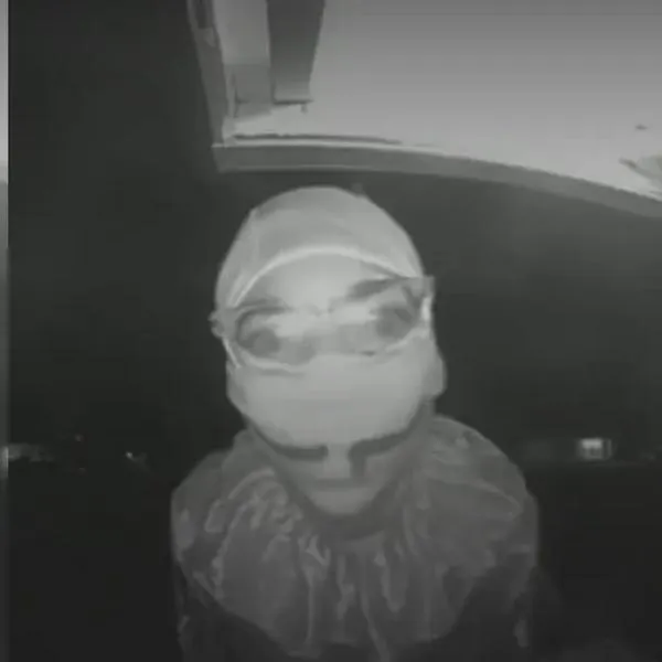 Acusan a adolescente de asesinar a un abuelo: se visitó de payaso y lo atacó