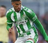 Nelson Deossa 'armó la de troya' en Betis vs. Bournemouth; balonazo y provocó expulsión de Antony