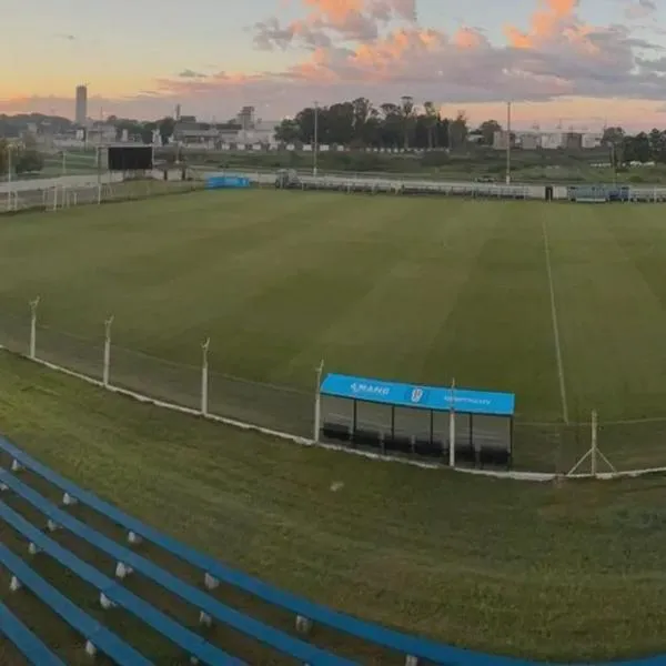 Video viral: jugadores en Uruguay sacaron balón del estadio y provocó accidente