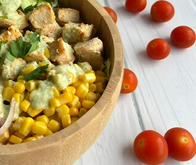 Ensalada de pollo con salsa “ranch” ligera: receta fácil en casa