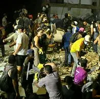 Personas en el centro de Pereira buscando personas entre los escombros, luego del terremoto