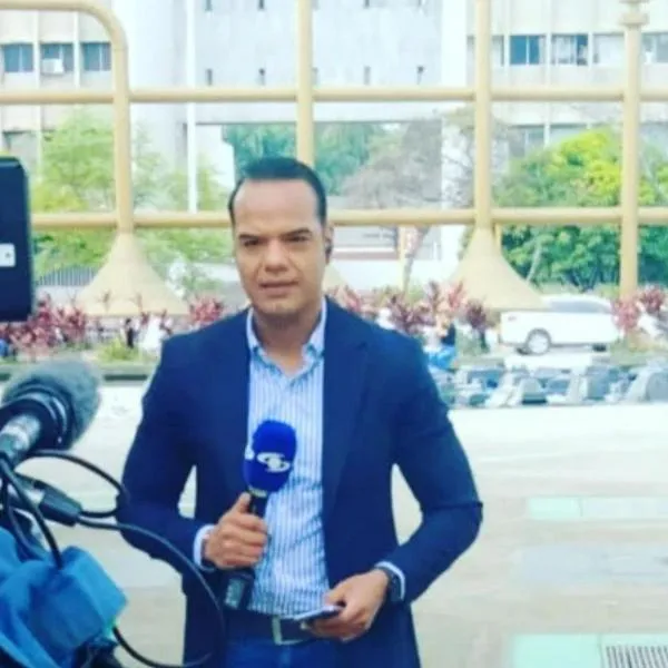 Conozca el dramático llamado en vivo desde Cali por la desaparición de los familiares del experiodista Carlos Aponte, atrapados en un edificio colapsado. 