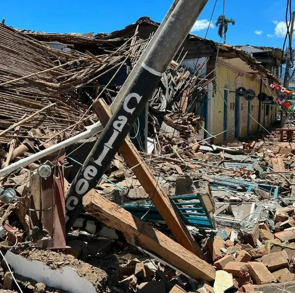 "Hay que volverlo a reconstruir": muestran video de destrucción completa de Roldanillo por terremoto. Hay una cuadra y una panadería destrozadas. 