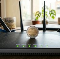 Moneda encima del router: ¿mejora la señal del WiFi o cuál es la verdad?