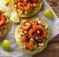 Tostadas de camarón con pico de gallo de mango