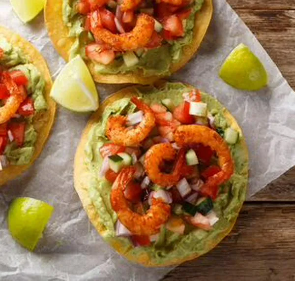 Tostadas de camarón con pico de gallo de mango