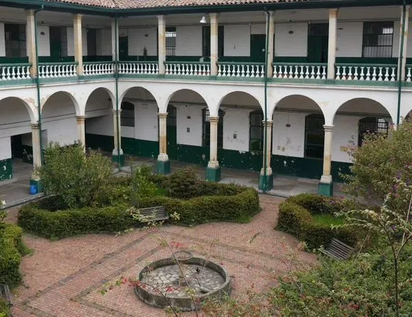 RenoBo visito colegio Agustín Nieto Caballero que será objeto de una intervención patrimonial 