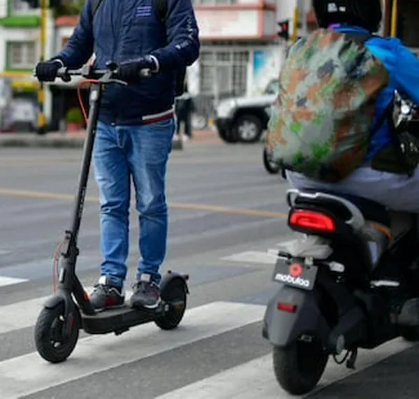 Bogotá estrena reglas para patinetas eléctricas: ¿quiénes podrán usar ciclorrutas?