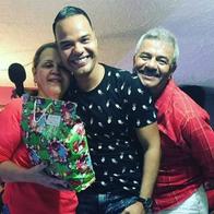 Conozca la historia detrás de la última fotografía de los padres y la sobrina del periodista Carlos Andrés Aponte, trágicas víctimas del terremoto en Cali.