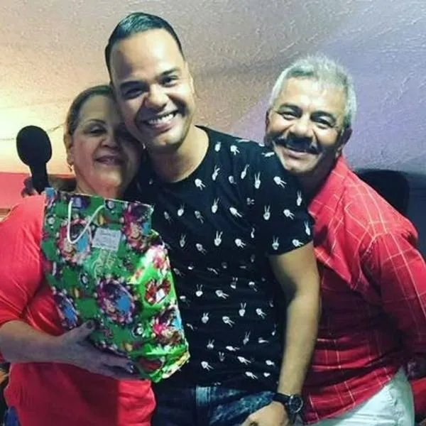 Conozca la historia detrás de la última fotografía de los padres y la sobrina del periodista Carlos Andrés Aponte, trágicas víctimas del terremoto en Cali.