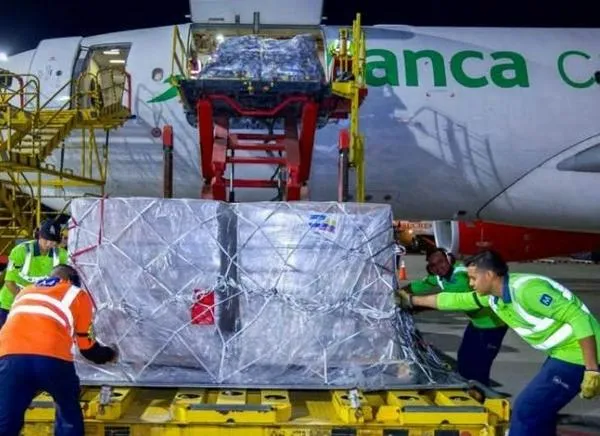 El Salvador envía segundo avión con ayuda a Colombia