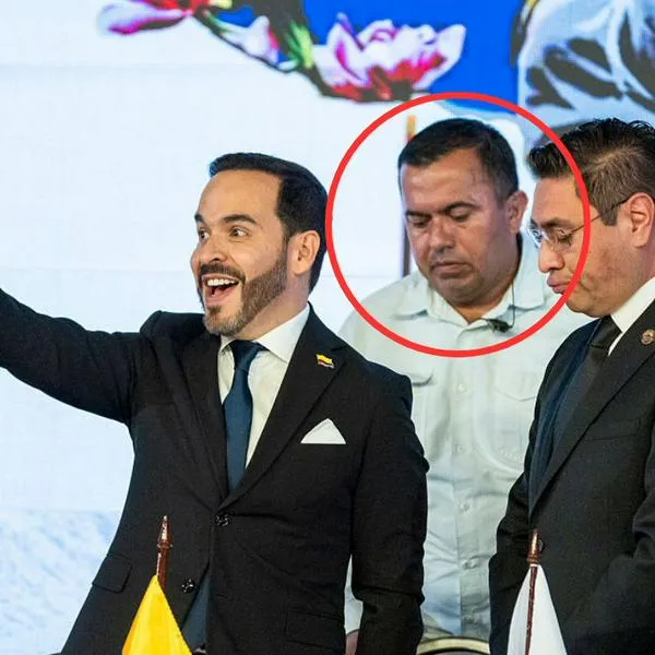 Abelardo de la Espriella junto con su nuevo responsable de su seguridad (camisa blanca)