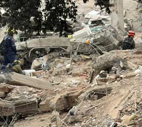 Reportan que hay personas con vida bajo los escombros del edificio Vanessa en Cali