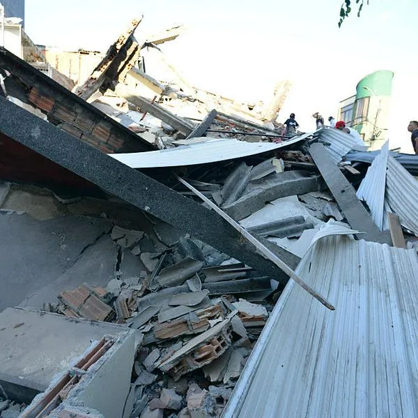 Hombre sobrevivió a caída desde un quinto piso luego de terremoto