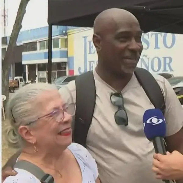 Vecino cargó a una mujer de 82 años entre escombros para salvarla