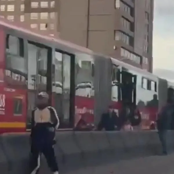 Movilidad Bogotá hoy: trancón en la NQS; pasajeros de TransMilenio caminan