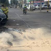 Fuerte accidente en la av. Esperanza: carro chocó contra un semáforo
