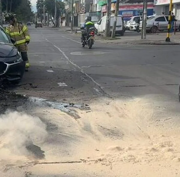 Fuerte accidente en la av. Esperanza: carro chocó contra un semáforo