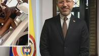 Captan a ministro de Vivienda en playa durante puente festivo y desata polémica en plena emergencia por terremoto