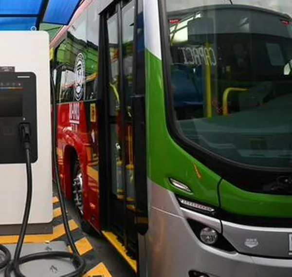 Bogotá pone a rodar los primeros 50 buses articulados eléctricos del país