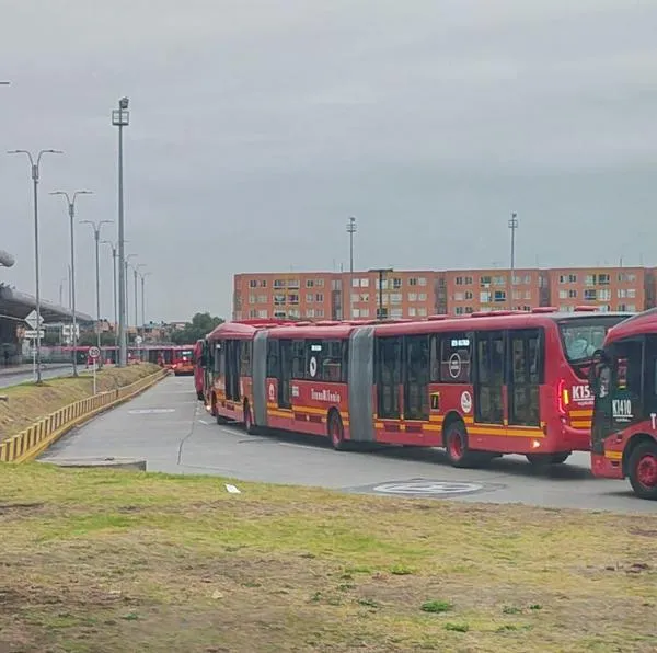 Fuerte congestión en TransMilenio este martes por un siniestro vial en la Troncal Américas a la altura de la Biblioteca Tintal. Conozca los detalles.