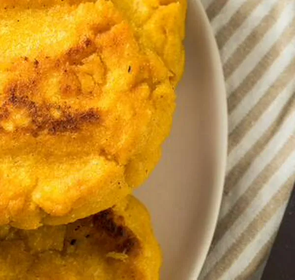 Arepas de plátano maduro con queso derretido