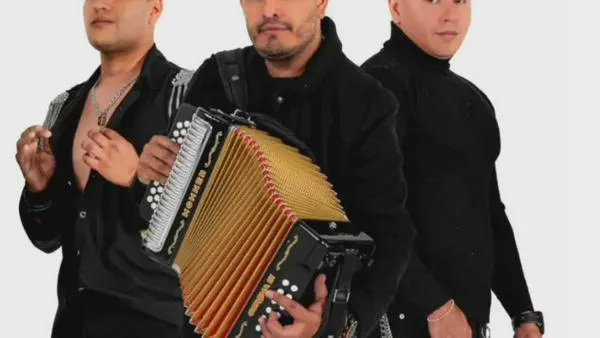 Pirotecnia explotó sobre el escenario y alcanzó a Los Inquietos del Vallenato: un cantante terminó quemado