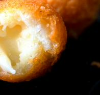 Papas con queso crujientes por fuera y suaves por dentro
