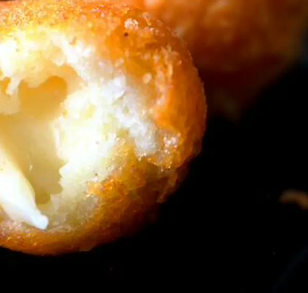 Papas con queso crujientes por fuera y suaves por dentro