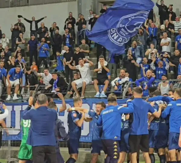 Insólita celebración en Conference League; presidente lanzó fajos de billetes a sus jugadores