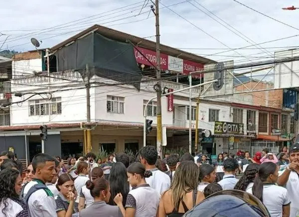 Estudiantes del SENA en Ibagué bloquean la Ferrocarril este miércoles