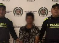 ¡Indignante! Sujeto fue sorprendido cometiendo delitos contra una gallina
