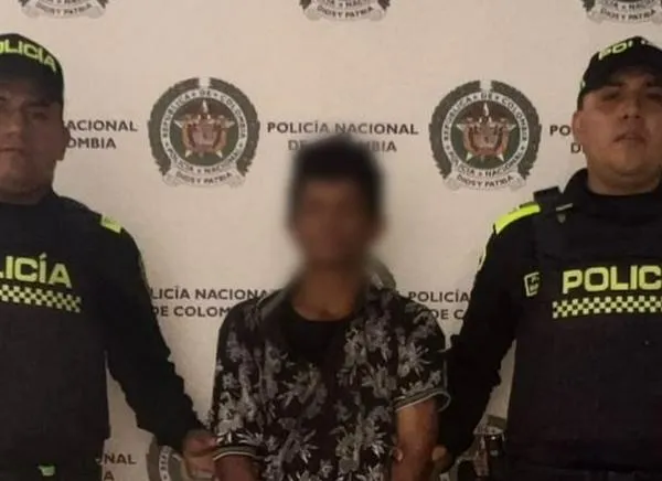 ¡Indignante! Sujeto fue sorprendido cometiendo delitos contra una gallina