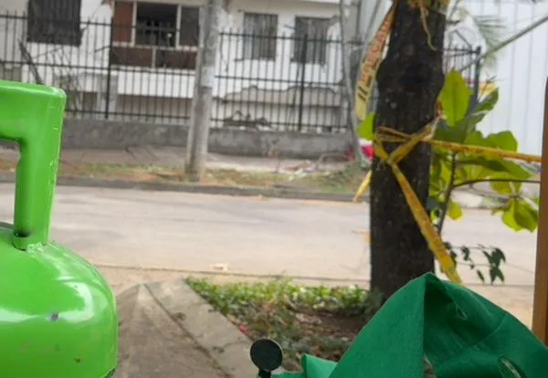 Bomberos retiraron varios cilindros de gas de edificio Archinie en Cali para reducir riesgos