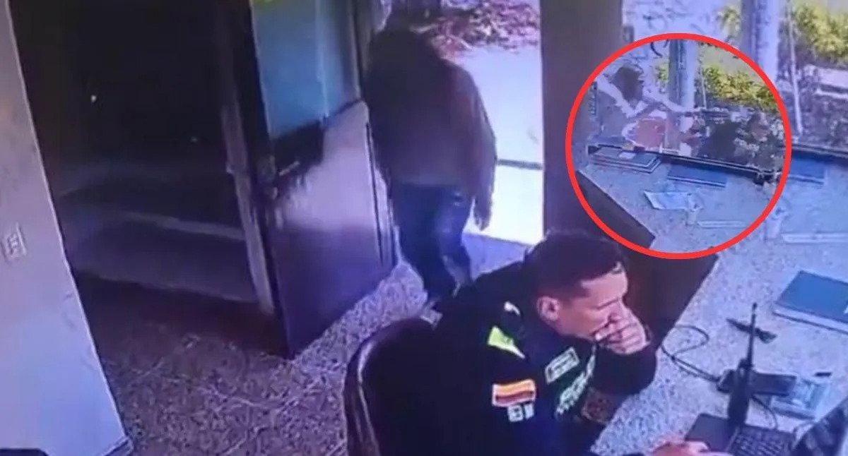 Momento en el que atacan a un policía en el CAI Galán de Bogotá