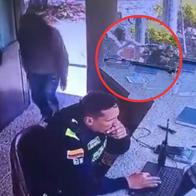 Momento en el que atacan a un policía en el CAI Galán de Bogotá
