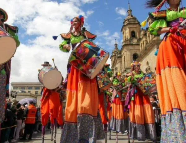 El Desfile de Comparsas del cumpleaños de Bogotá rendirá homenaje a las víctimas del terremoto 