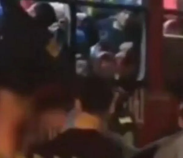 Intentó robar un celular y terminó colgado de un articulado en estación Quiroga