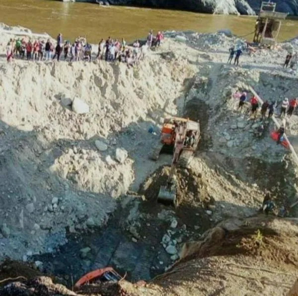 Conozca los detalles del trágico derrumbe de una mina de oro en Nariño tras la creciente del río Patía que dejó al menos 13 fallecidos.