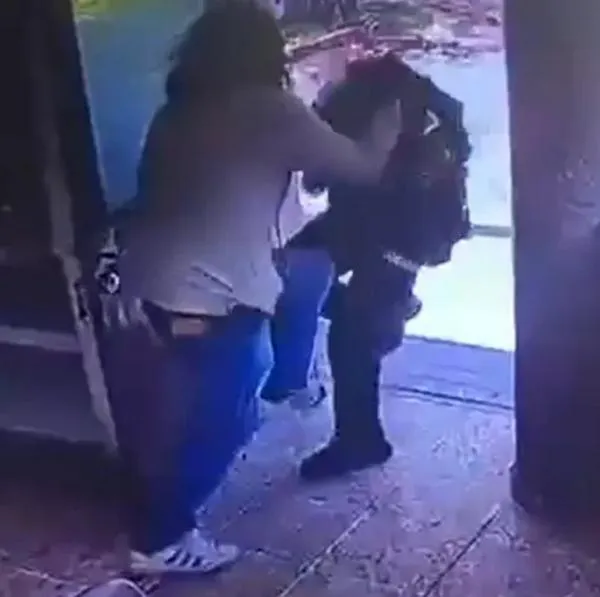 Dicen quién era el hombre que atacó con cuchillo a policía en un CAI