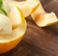 Helado de fruta congelada con solo dos ingredientes