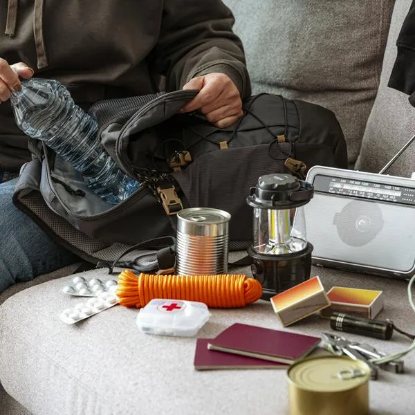 Mochila de emergencia digital: qué llevar cuando hay un terremoto o urgencia